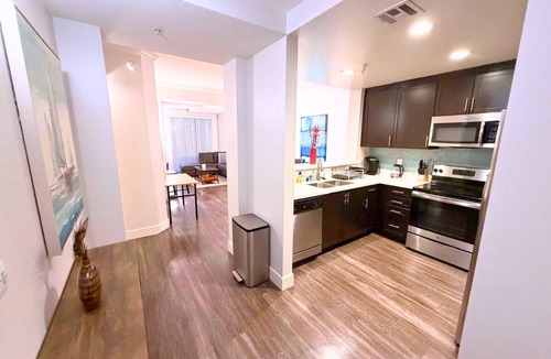 Westwood Apartment | 2 Bed Apartment in a Full Service Building L11-A