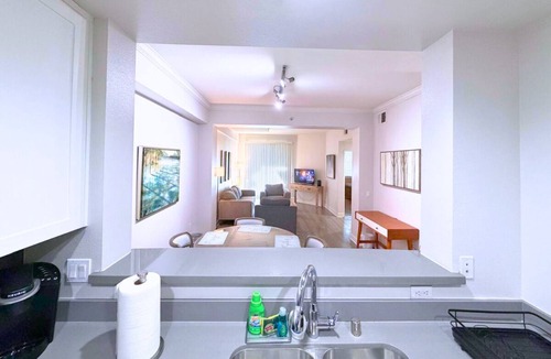 Westwood Apartment | 2 Bed Apartment in a Full Service Building L11-A
