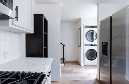 Palms Apartment | 2 bedroom 2 bath town-home with AC, laundry, & parking!