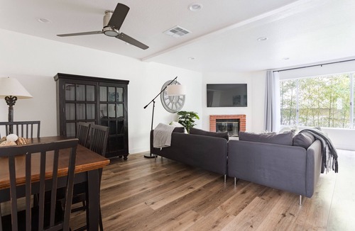 Palms Apartment | 2 bedroom 2 bath town-home with AC, laundry, & parking!