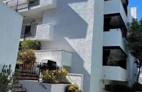 Encino House | 2 bedroom 2 bathroom home perfect for family.