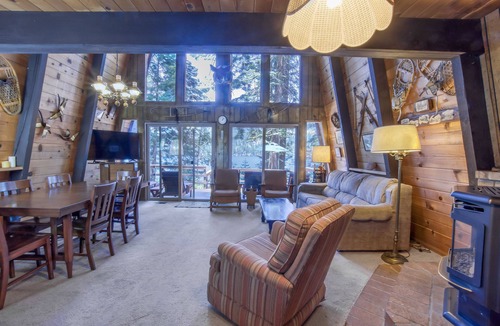 Truckee Cabin | 2 bedroom and Loft, 2 bath, sleeps 6. Donner Lakefront w/private dock DLR#013
