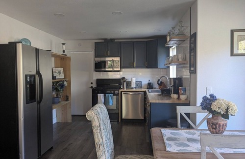 Kelseyville Cabin | 2-bedroom cabin in beautiful Loch Lomond with in-unit laundry