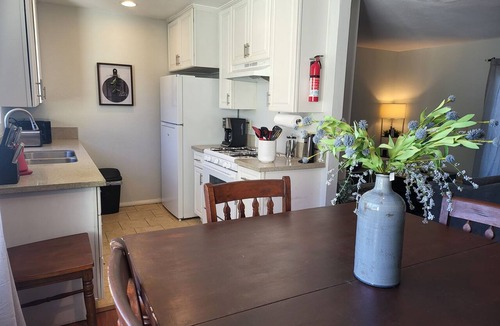 Circle Area Condo | 2-bedroom Condo with WiFi less than 10 min from Beach, CSLB, Convention Center