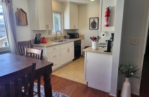 Circle Area Condo | 2-bedroom Condo with WiFi less than 10 min from Beach, CSLB, Convention Center