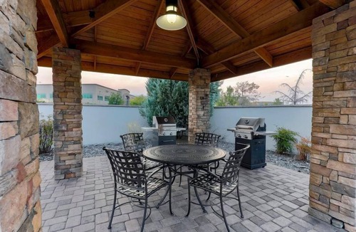 Reno/Tahoe Airport Condo | 2-Bedroom King & Queen Suite | Free Breakfast & Pool