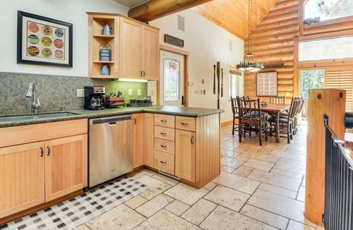 Arnold House | 2 Cabins! Sleeps 17, Ping Pong, Gas Fire Pit & BBQ