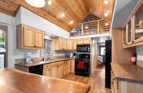 Ashland Cabin | 2 cabins with 4 bedrooms, hot tubs, dining room and full kitchen.