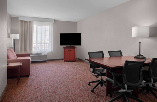 Downtown Hotel | 2 Cozy Suites Ideal for Groups doing business or visits - Balcony, Full Kitchen
