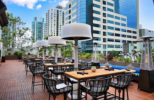 Downtown San Diego Hotel | 2 Elegant Rooms w/Oversize Desk & Coffee Maker – 1 Mile to Convention Center