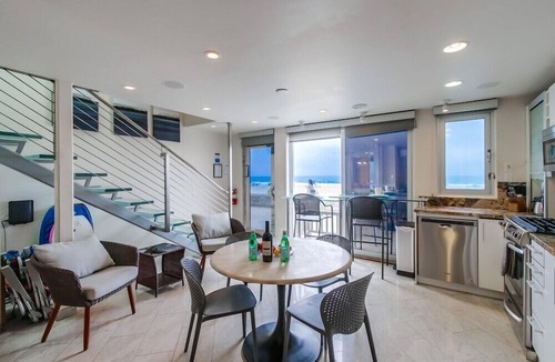 Mission Beach House | 2 Levels of Ocean Front * AC * Exclusive Balcony