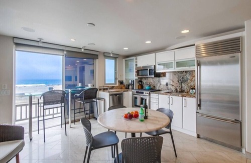 Mission Beach House | 2 Levels of Ocean Front * AC * Exclusive Balcony
