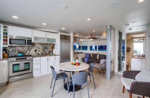 Mission Beach House | 2 Levels of Ocean Front * AC * Exclusive Balcony