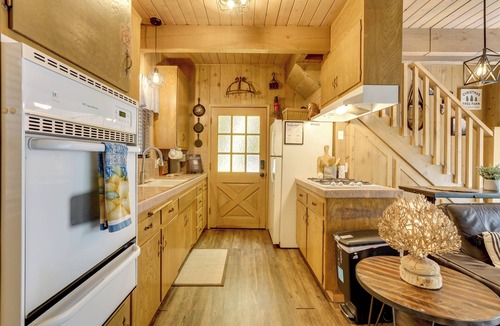 Arrowhead Villas Cabin | 2 Mi to Lake Arrowhead: Pet-Friendly Cabin