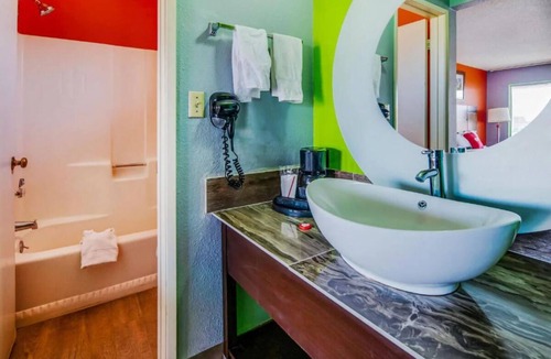 Ridgecrest Hotel | 2 Private Rooms w/2 Queen Beds & Microwave Near Helmers and Upjohn Parks!