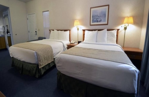 Fresno Hotel | 2 Queen Beds Suite Room