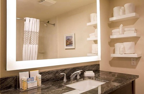 Lower Queen Anne Hotel | 2-Star Hotel ∙ Hampton Inn & Suites Seattle-Downtown