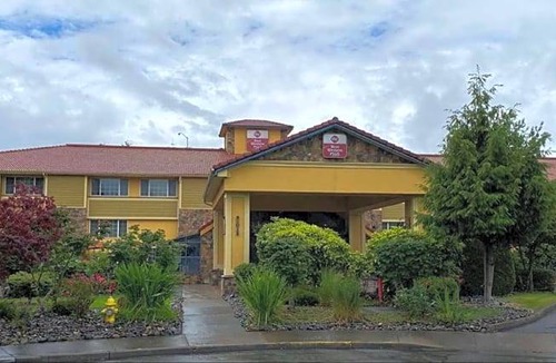 Wilsonville Hotel | 2-Star Hotel ∙ Best Western Plus Parkway Inn