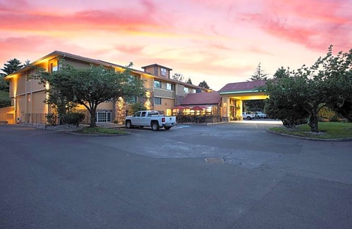 Wilsonville Hotel | 2-Star Hotel ∙ Best Western Plus Parkway Inn