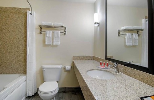 Springfield Hotel | 2-Star Hotel ∙ Econo Lodge Inn & Suites