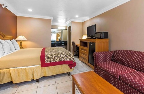Cypress Hotel | 2-Star Hotel ∙ Rodeway Inn Cypress