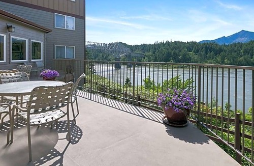 Cascade Locks Hotel | 2-Star Hotel ∙ Best Western Plus Columbia River Inn