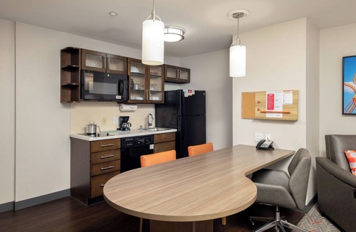 Anaheim Resort Hotel | 2 Units Retreat | Queen Beds | On-site Pool & Gym