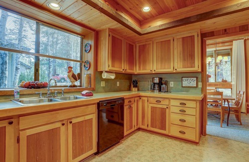 Sunriver House | 22 Rogue - Amazing Cabin, Hot Tub, A/C, Shuffleboard, SHARC Passes, King Suites
