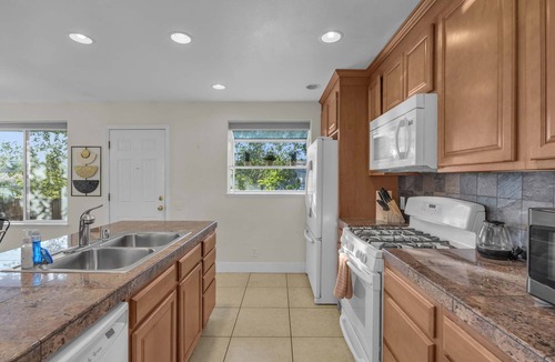 Northeast Reno House | 27 minutes to Tesla/Sleeps 12