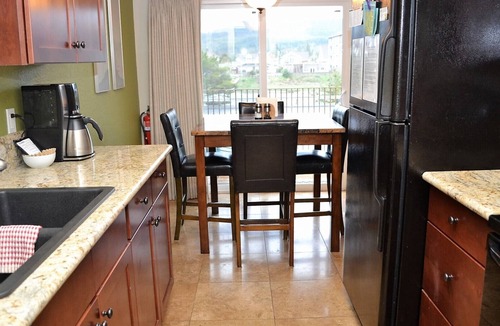 Seaside Condo | 2Bd/1Ba Newly Remodeled Condo 2 blocks to Beach/Convention Ctr/Downtown