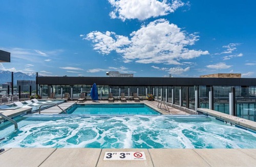 Rio Grande Apartment | 2bd/2ba Best style and location/Pool+spa/gym/pkg!