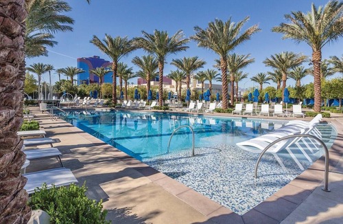 Las Vegas Condo | 2BD/Vegas - Full Kitchen, Washer/Dryer, and Private Living Room!