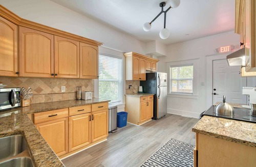 King House | 2BR/1BA Portland Soul Lounge Walkable Retreat