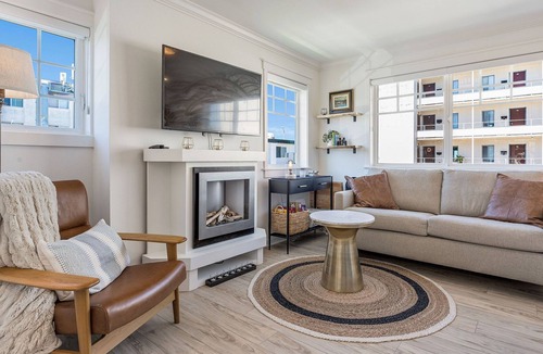 Alki House | 2BR 2BA Alki Beach Dream Location with Patio, Barbecue and Balcony