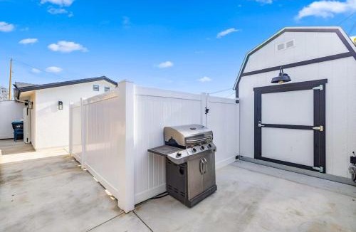 Simi Valley House | 2BR 2BA Home Hot Tub, Firepit, Yard, BBQ, Parking