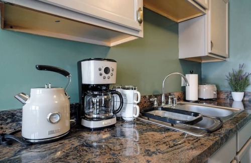 Pasadena Apartment | 2BR 2Bath Retreat Close to Old Town Pasadena, Caltech & Old Town king size bed!