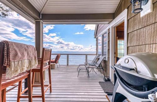 Point Roberts House | 2BR Beachfront Cottage w/Grill & Expansive Deck