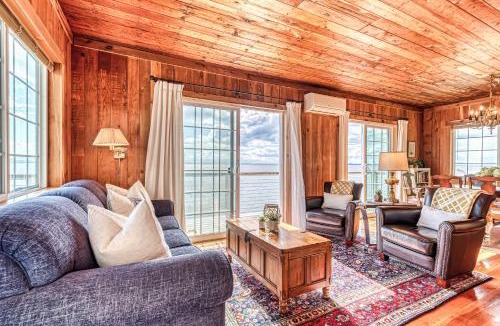 Point Roberts House | 2BR Beachfront Cottage w/Grill & Expansive Deck