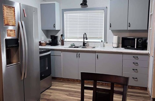 Springfield Cabin | 2BR Cabin 10 Min to UO & Autzen Pet Friendly
