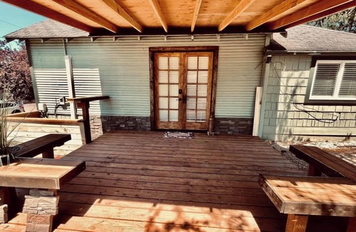Springfield Cabin | 2BR Cabin 10 Min to UO & Autzen Pet Friendly