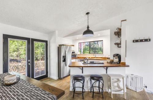 Lakebay House | 2BR Lakefront Cottage Fireplace Quiet Retreat
