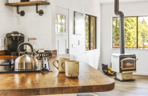 Lakebay House | 2BR Lakefront Cottage Fireplace Quiet Retreat