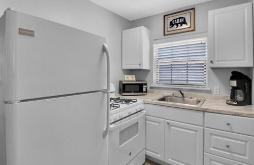 Pigeon Forge Ski Chalet | 2BR Rustic Cabin with Views and Parking