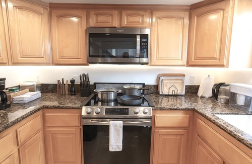 Alamitos Beach Condo | 2min Walk to BEACH - SPACIOUS 3-Bedroom 1600sq ft BEACH Pad - AC, Patio, PARKING