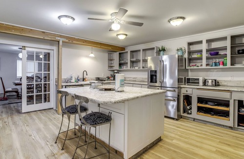 Amboy House | 3 Acres! Spacious Waterfront Home in Amboy