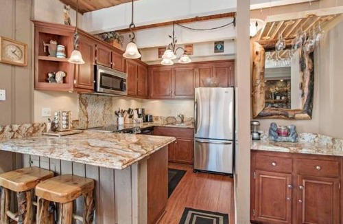 Mammoth Lakes Condo | 3 Bedroom 2 Bath Condo Adjacent to Village with Mountain Charm