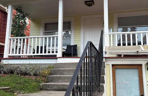 North Queen Anne Apartment | 3-bedroom apartment in brilliant Seattle with WiFi, AC