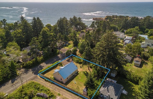 Otter Rock House | 3-bedroom Family Surf House steps from the beaches in Otter Rock