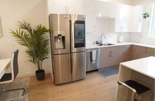 Alki House | 3-bedroom, free parking, close to everything!