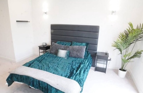Alki House | 3-bedroom, free parking, close to everything!